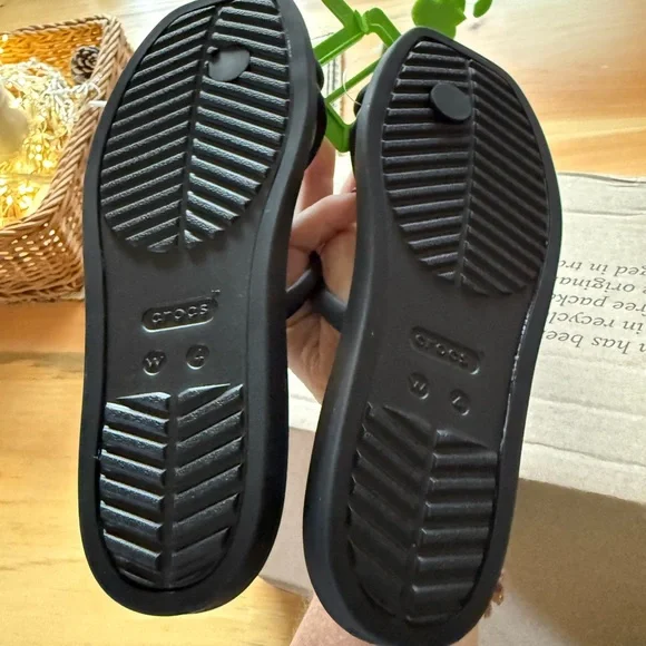 CROCS Miami Toe Loop Sandal in Black and Lime - Picture 3 of 5